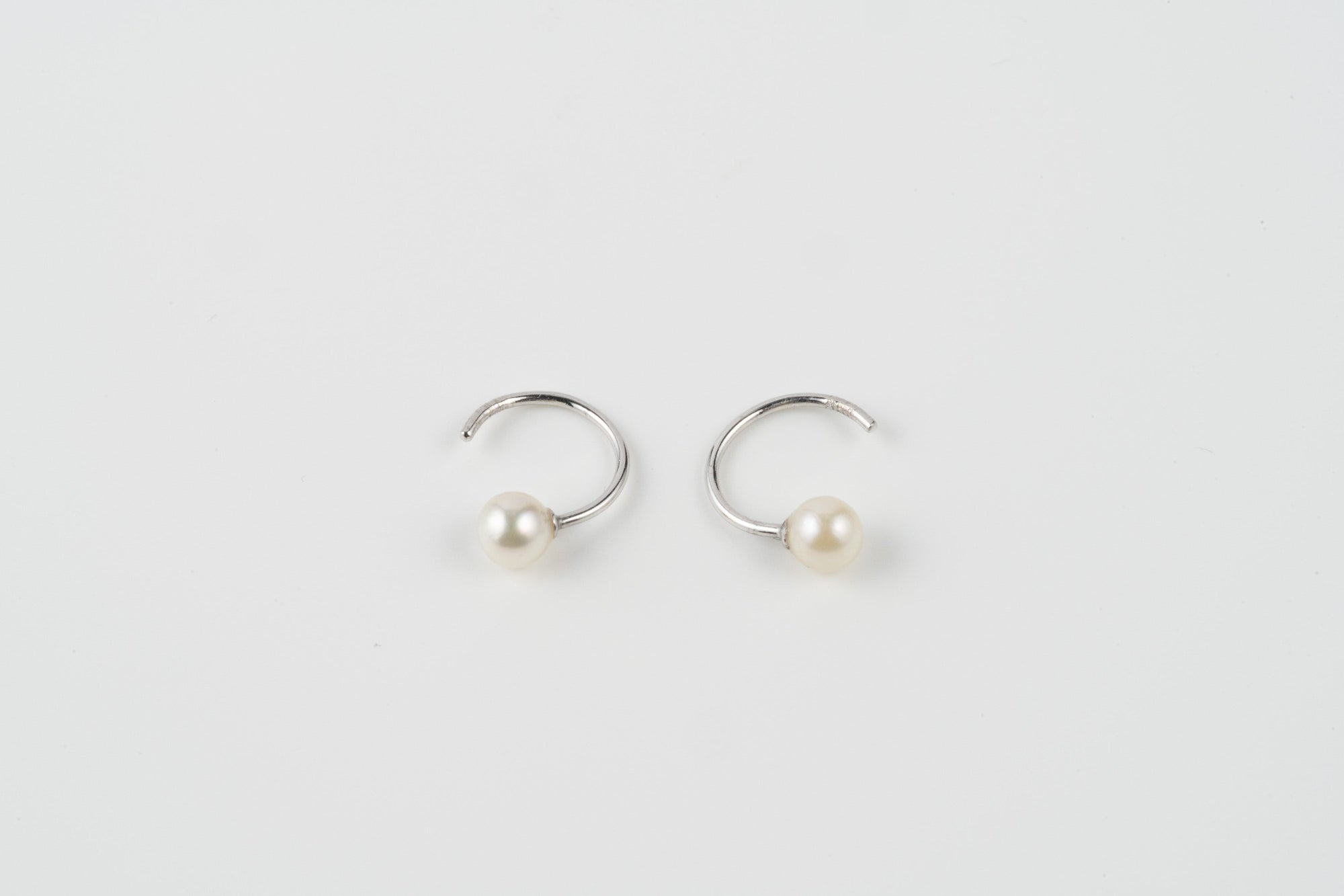 ミニマルパールピアス（K18（ゴールド）PT900（プラチナ）K18WG